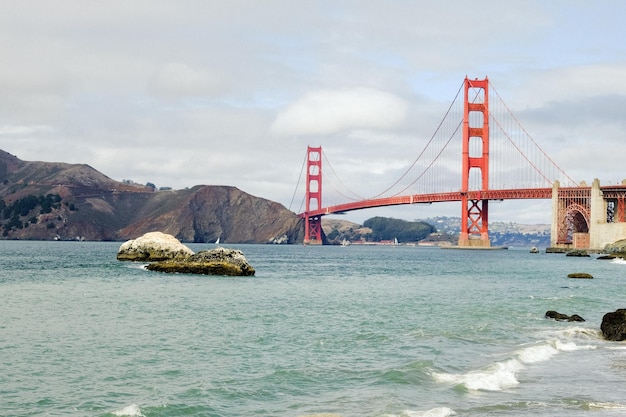 Foto il ponte della porta d'oro sul mare