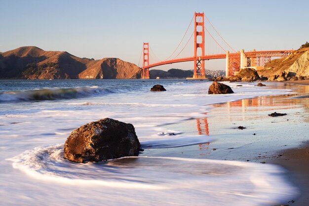 Foto il ponte della porta d'oro sul mare