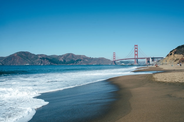 Foto golden gate bridge un giorno soleggiato