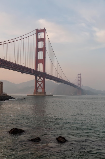 Golden Gate Bridge tijdens een bewolkte zonsondergang