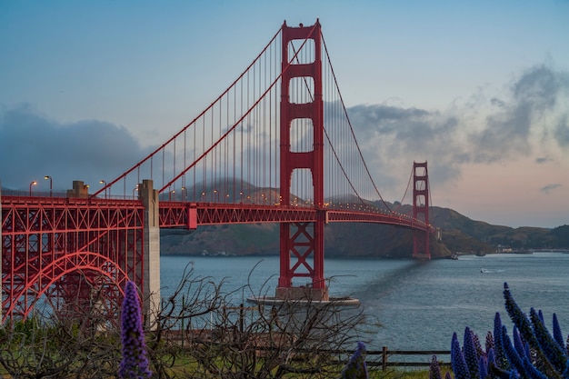 Golden gate bridge verlicht bij zonsopgang san francisco usa