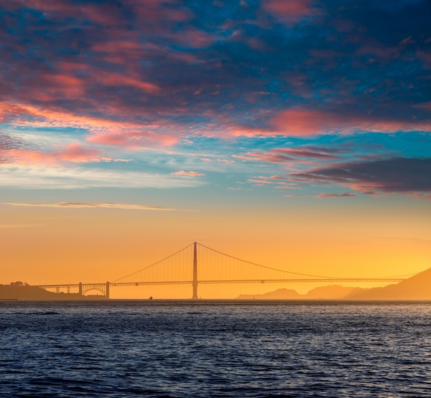 Golden gate bridge-zonsondergang in San Francisco California