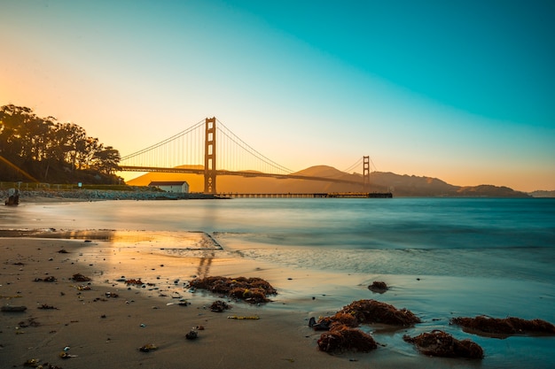 Golden Gate of San Francisco en de prachtige zonsondergang vanaf het strand. Verenigde Staten