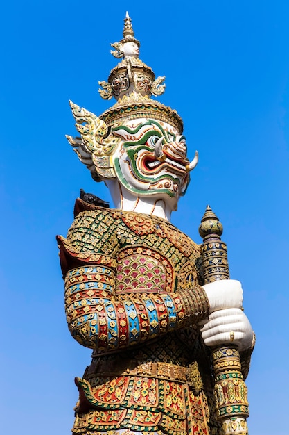 Statua gigante d'oro al tempio del buddha di smeraldo (wat phra kaew)