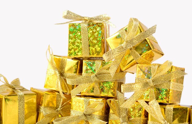 Photo golden gifts close-up on a white background