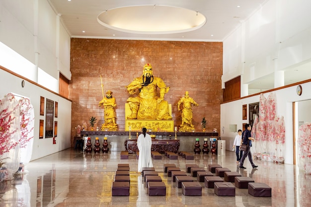 Foto le statue del dio d'oro nel tempio nell'isola di batam