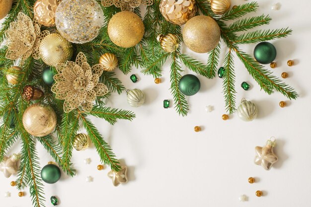 白い背景の上の黄金と緑のクリスマスの装飾