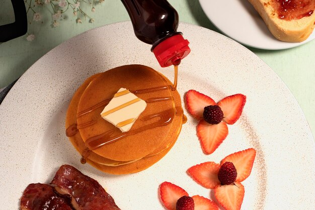 Foto il miele dorato scende su una pila di soffici pancake esaltandone la dolcezza e aggiungendo un tocco di decadenza al pasto già delizioso