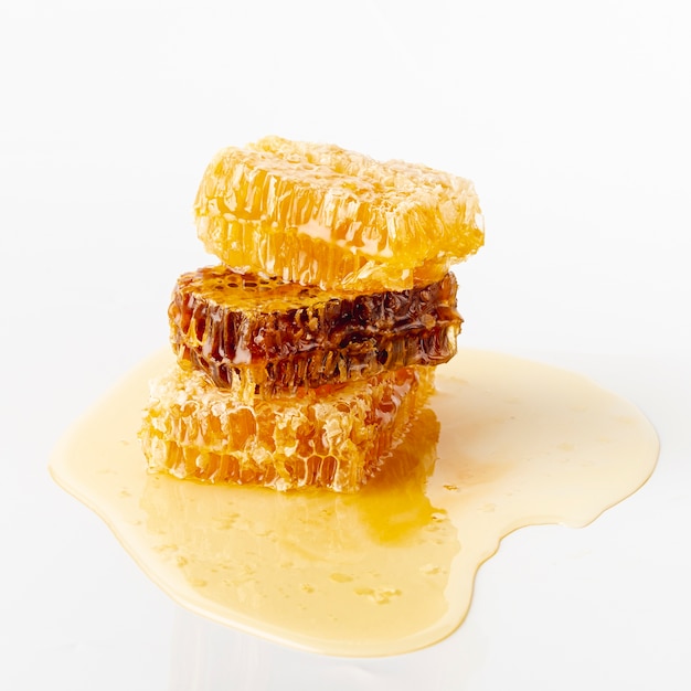 Photo golden honeycombs tower on honey