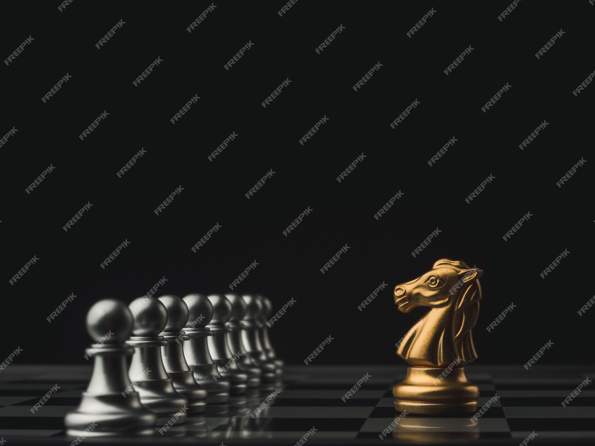 Premium Photo  The golden horse, knight chess piece standing alone on  chessboard on dark background. leadership, influencer, strong, commander,  competition, and business strategy concept.