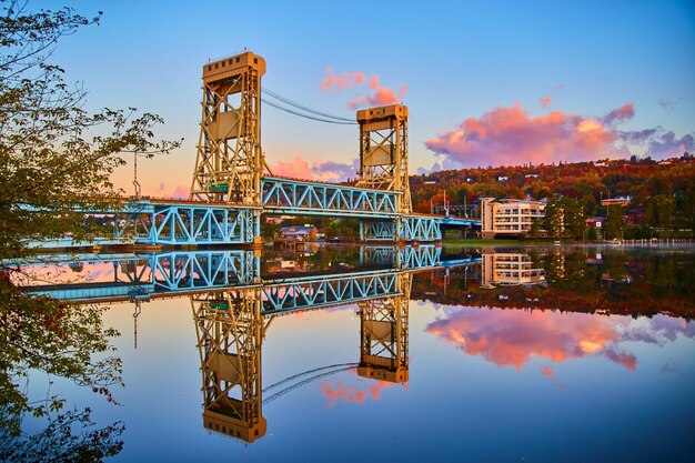 Photo golden hour lift bridge reflection in houghton michigan