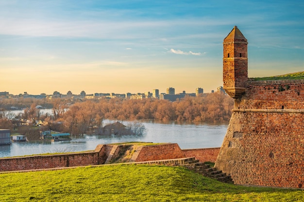 베오그라드 칼레메그단 요새 (Belgrade Kalemegdan Fortress) 의 꼭대기에는 황금빛의 해가 지고 있으며, 방문객들은 역사적인 성벽과 도나우 강의 전망으로 환영받습니다.