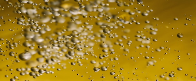 Foto hyaluron d'oro bolle di olio siero di collagene o bolle di olio gialle gocce di consistenza sfondo gocce liquide trasparenti prodotto essenziale per la cura della pelle con gocce bolle di sciroppo di miele gocce di olio da vicino