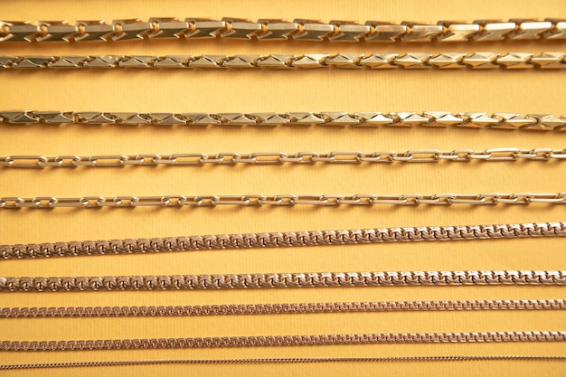 黄色い背景の黄金の宝石 ファッション