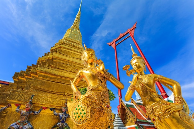 Golden kinaree sculpturegigante swing in thailandia