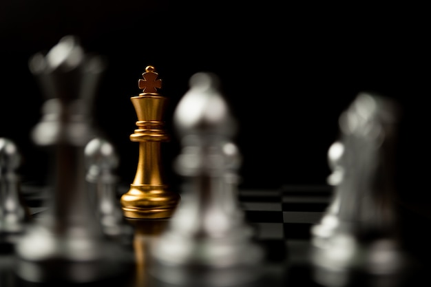 Шахматы Золотой король, стоящие перед другими шахматами