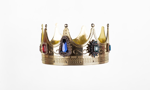 Foto corona d'oro del re isolato su sfondo bianco