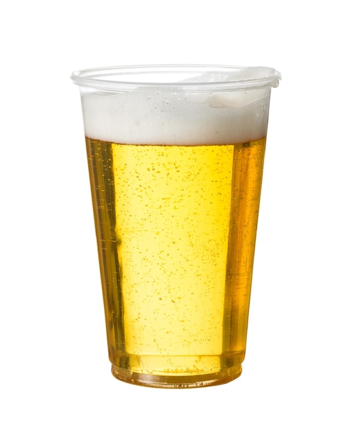 일회용 플라스틱 컵에 담긴 골든 라거 또는 맥주