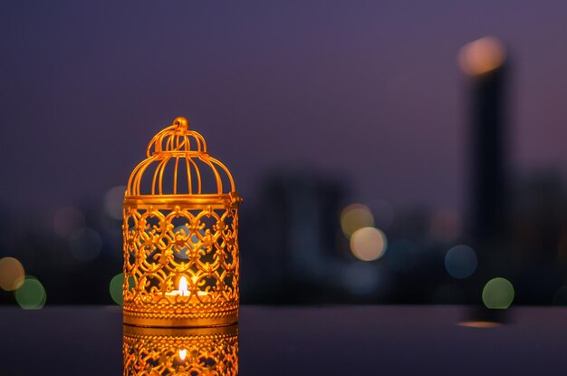 Photo golden lanterns with night sky and city bokeh light background for ramadan kareem