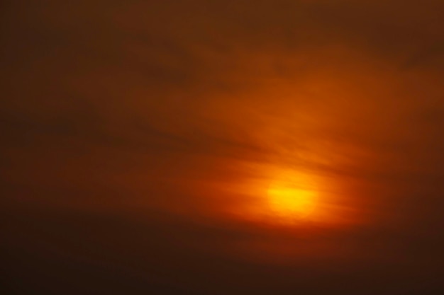 太陽と空の雲の黄金色の光。