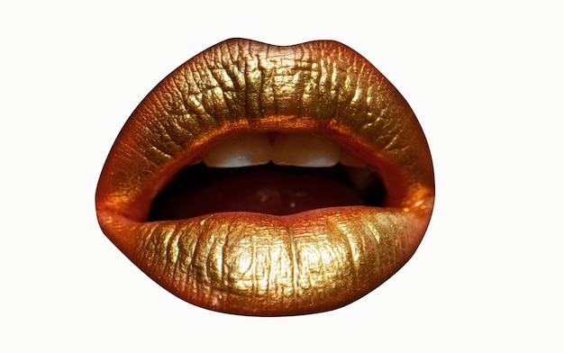 Золотые губы вблизи губы с металлическим золотом металлическая кипстик сексуальная девушка золотой рот изолированный белый