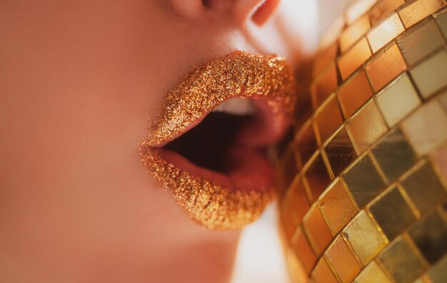 Photo golden lips seductive fashion beautiful makeup gold metal lip