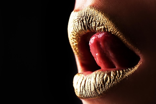 Золотые губы сексуальный язык гламур искусство губы концепция открытый сексуальный рот чувственный лизать