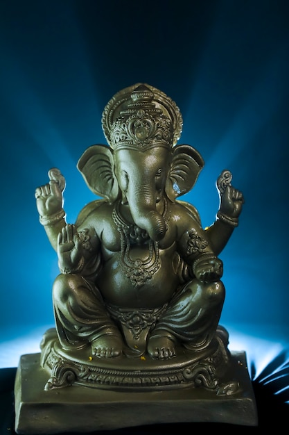 Photo golden lord ganesha sclupture over dark background. celebrate lord ganesha festival.