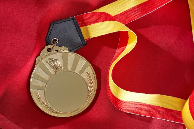 Photo golden medal on red background