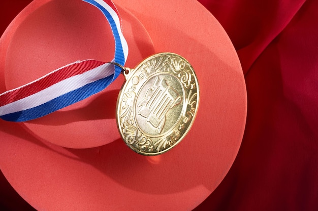 Photo golden medal with chinese character meaning reward on red background