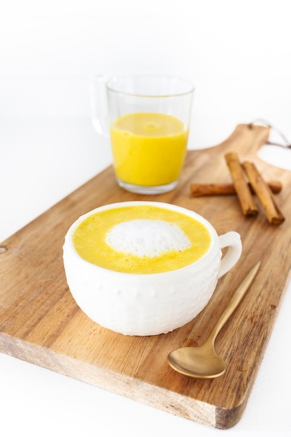 Golden milk, drink made with vegetable or cow's milk and with turmeric, cinnamon and other spices. V