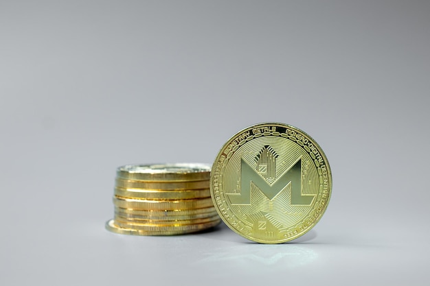 Golden Monero XMR 암호 화폐 코인 스택 Crypto는 블록체인 네트워크 내의 디지털 화폐이며 기술 및 온라인 인터넷 교환 금융 개념을 사용하여 교환됩니다.