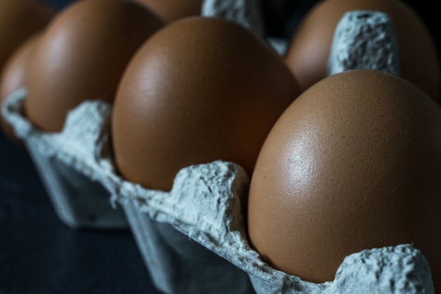 Uova biologiche naturali dorate, uova di gallina. prodotti naturali per la produzione di massa. uova fresche fatte in casa prodotto ecologico