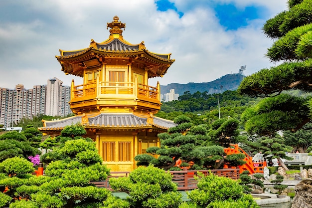 Photo golden pagoda of nan lian garden in hong kong city