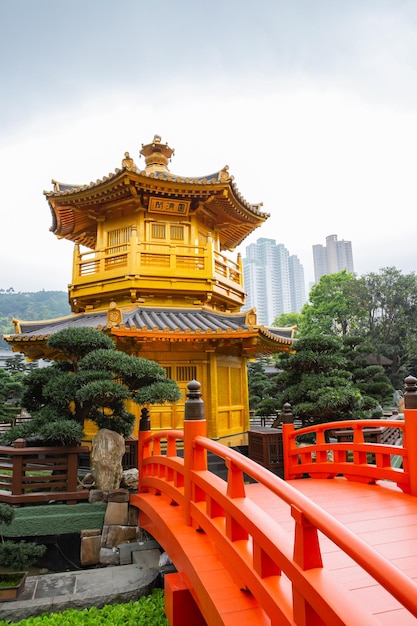 Foto una pagoda dorata nel giardino di nan lian a hong kong