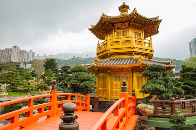 Foto una pagoda dorata nel giardino di nan lian a hong kong