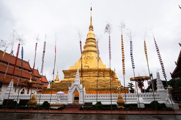 写真 タイの寺院の黄金の塔