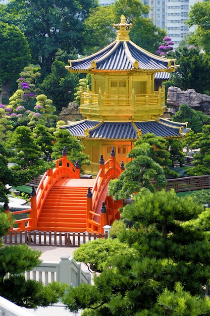 Foto pagoda dorata e ponticello rosso a hong kong