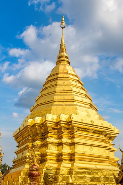 Foto pagoda dorata wat phra that doi suthep a chiang mai, thailandia