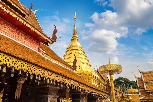 Pagoda dorata wat phra that doi suthep a chiang mai, thailandia