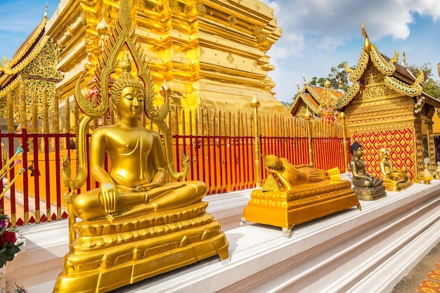 Фото Золотая пагода wat phra that doi suthep в чиангмае, таиланд