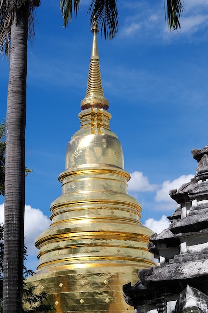 写真 青い空の背景と黄金の塔