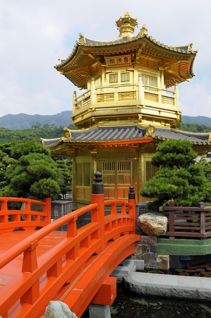 Foto pagoda d'oro con ponte rosso