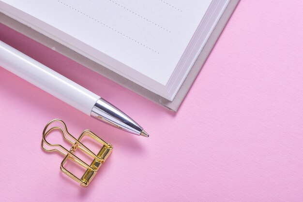 달력 주최자 노트북에 황금 종이 클립과 연필