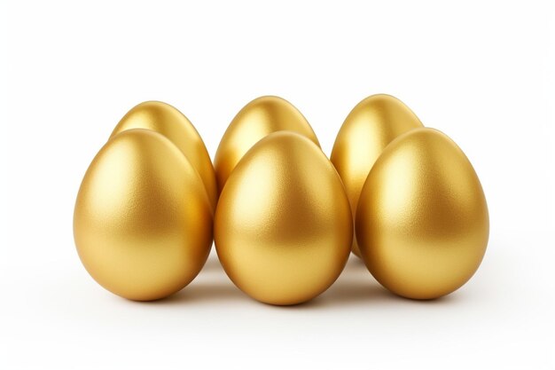 Золотые реалистичные пасхальные яйца на белом фоне