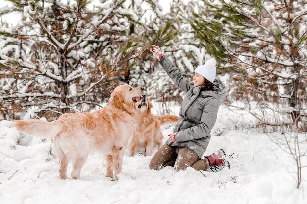 Golden retrieverhond met meisje in de winter