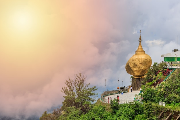 Photo golden rock, kyaiktiyo pagoda, buddhist pilgrimage site in mon state