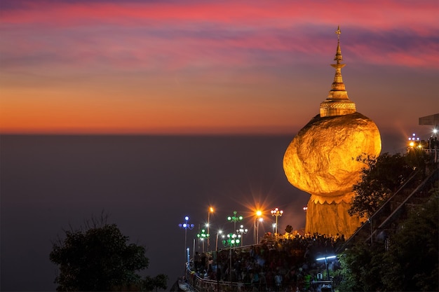 Photo golden rock kyaiktiyo pagoda myanmar