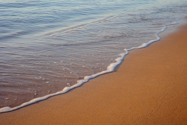 Золотой песчаный пляж с волнами