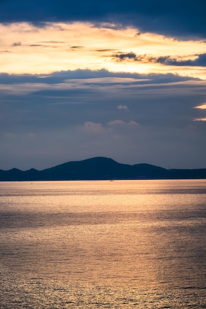 Mare dorato con isola